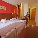 Hotel De *